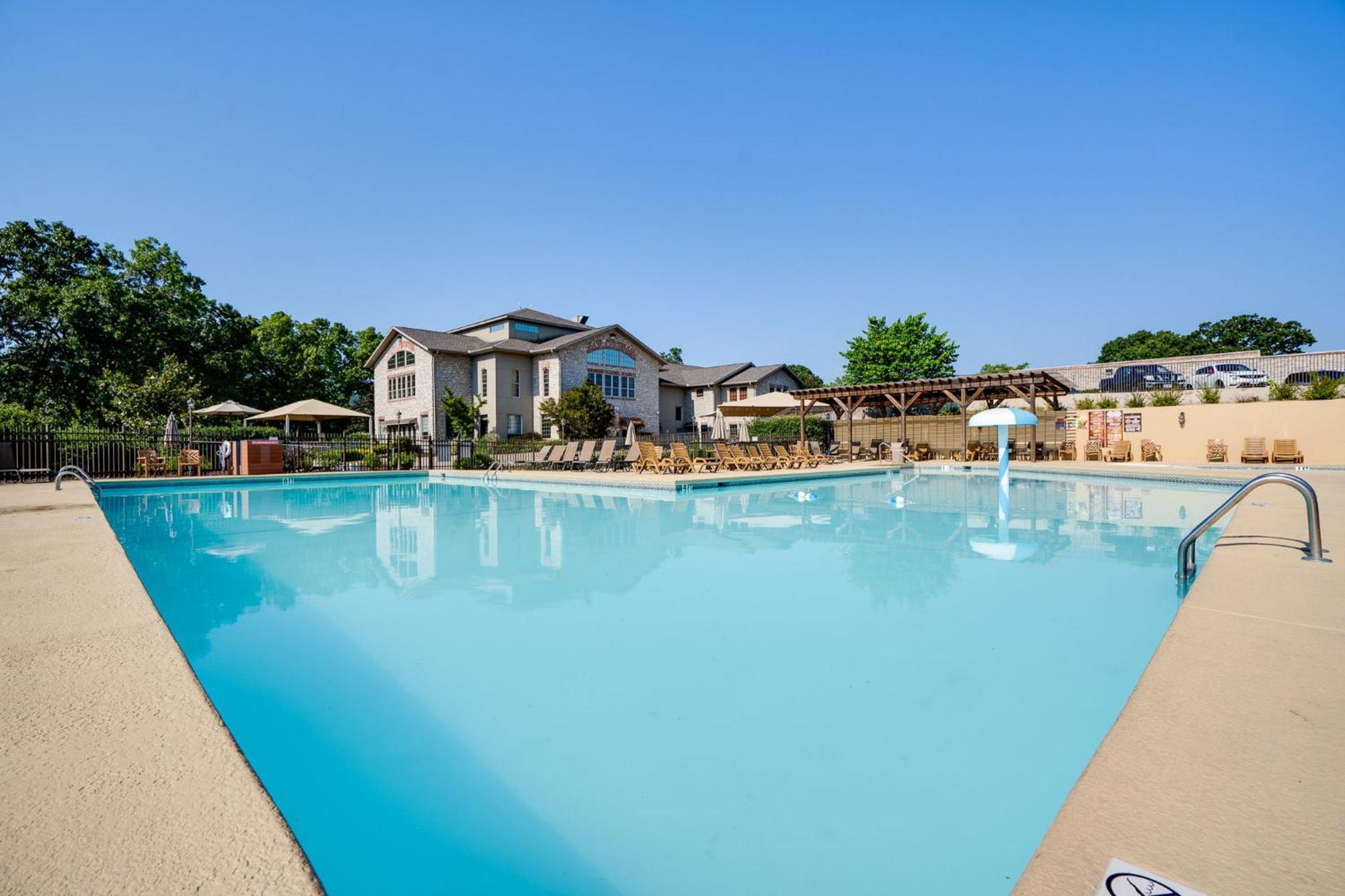 Elegant Lakeside Retreat In Μπράνσον Εξωτερικό φωτογραφία